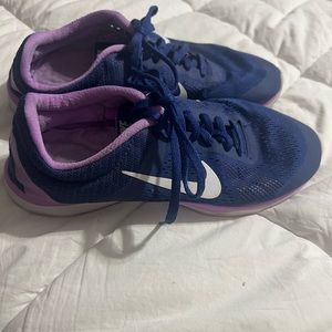 Nike Training In Season 5. Size 8 1/2. Navy/Lilac. Lightweight.